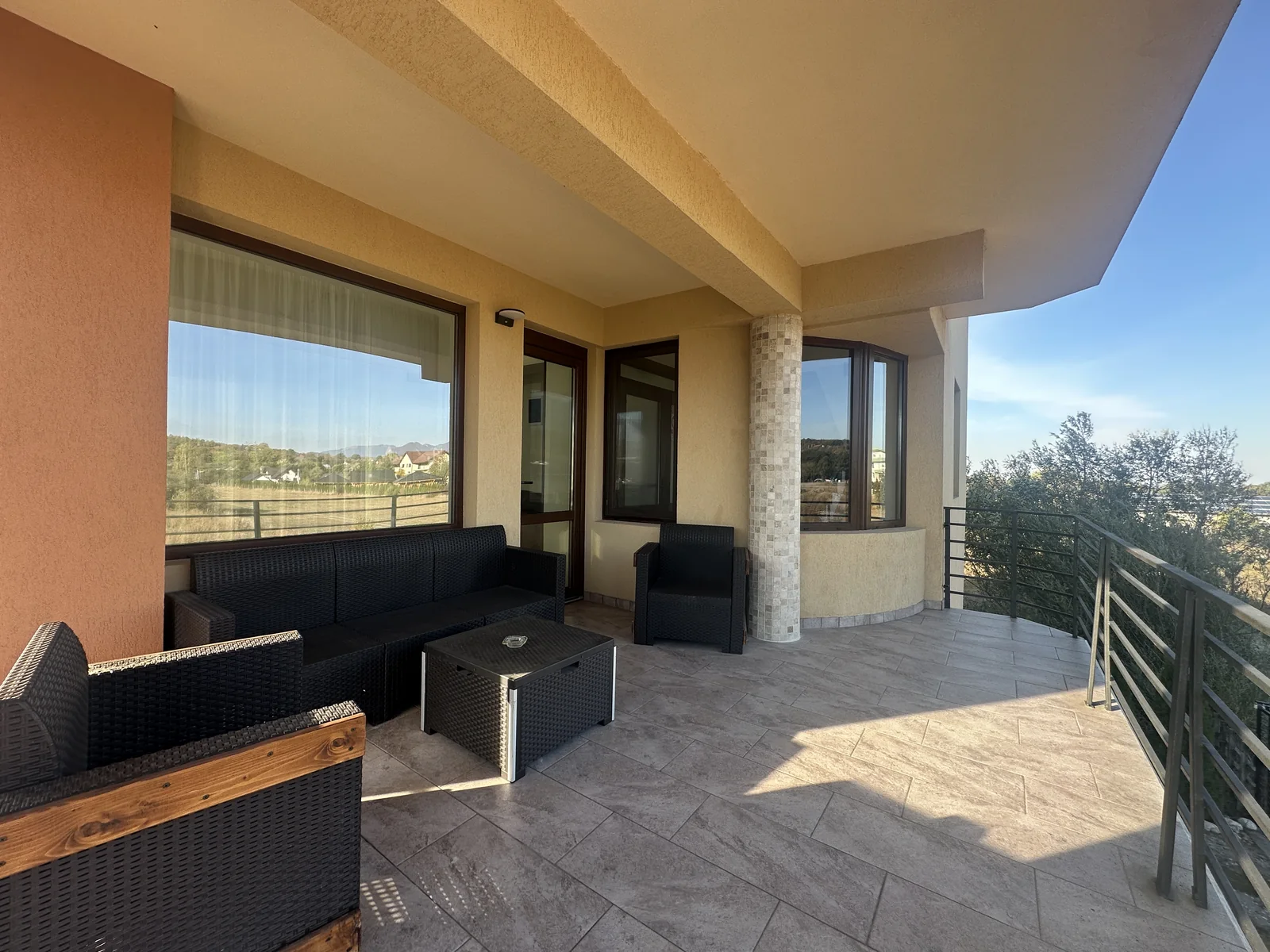 Balcon panoramic cu mobilier de relaxare și vedere spre munți la Casa Tilă Bran
