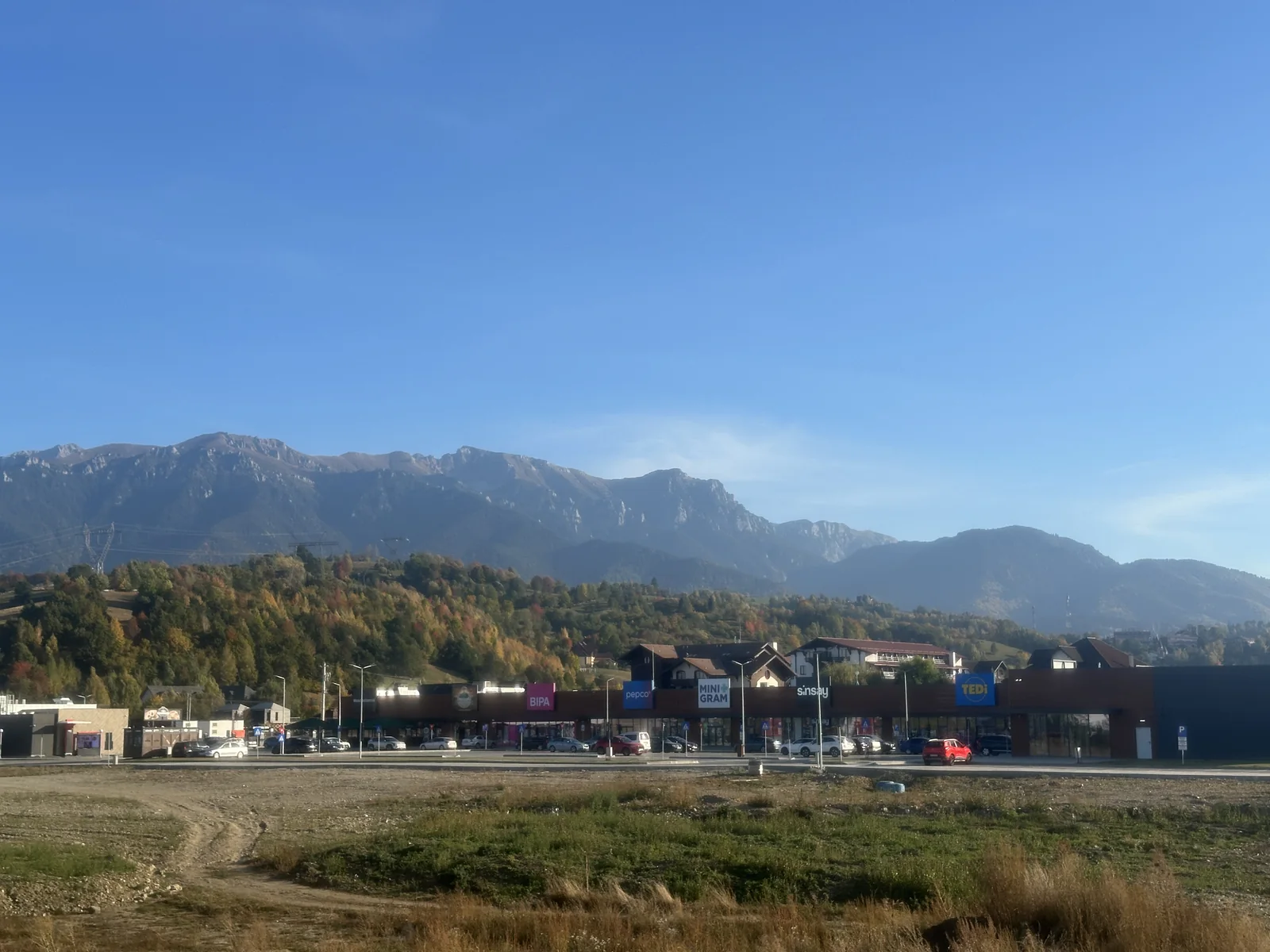 Priveliște spre munți și Piatra Craiului de lângă Casa Tilă, la intrarea în Bran